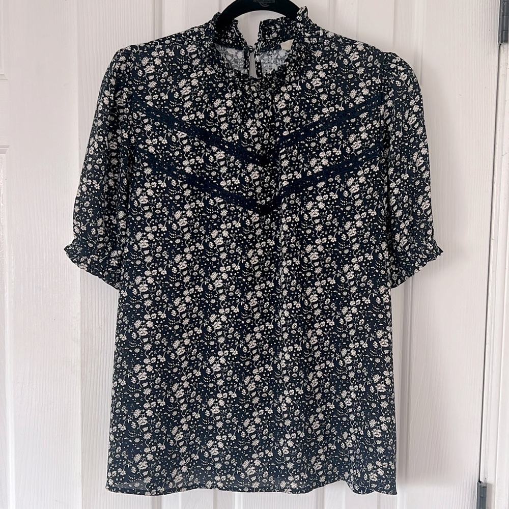 Navy and white floral puff sleeve blouse